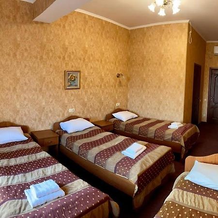 בוריספיל Golden Lion Hotel מראה חיצוני תמונה